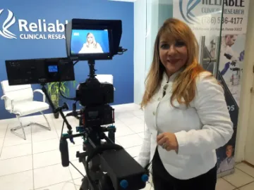 Mariela junto a una cámara de TV